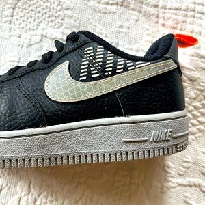 NIKE Air Force 1 Youth athletic shoes Size 2